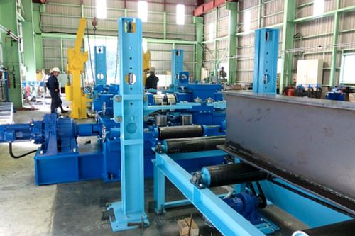 製品2 溶接H型鋼歪矯正装置 久保工業株式会社/長崎
